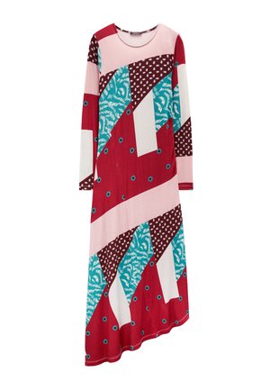 Sukienka z długim rękawem, asymetrycznym dołem i geometrycznym patchworkiem w czerwonych, różowych, morskich, białych i bordowych wzorach, obejmujących kropki i abstrakcyjne kształty.
