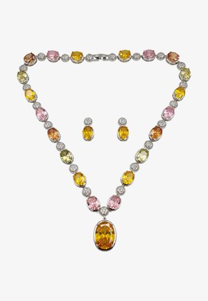Collana di gemme colorate con citrini a taglio ovale, zaffiri rosa e peridoti, accentuata da pietre rotonde simili ai diamanti in una montatura d'argento.