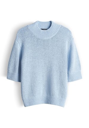 Lichtblauwe gebreide trui met korte mouwen, een geribde hoge hals, manchetten en zoom, plat weergegeven op een witte achtergrond.