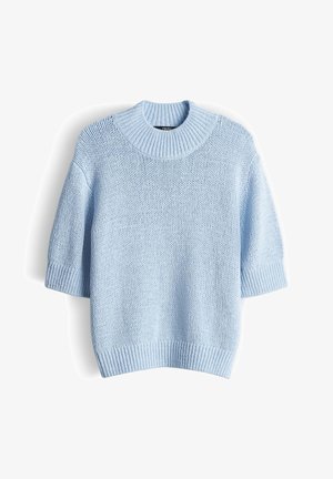 Pull à manches courtes tricoté bleu clair avec col haut côtelé, poignets et ourlet côtelés, présenté à plat sur un fond blanc.