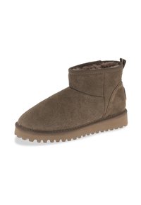 Botas de ante marrón hasta el tobillo con punta redonda, forro suave y suela de goma texturizada. Presenta una lengüeta para facilitar el calzado.