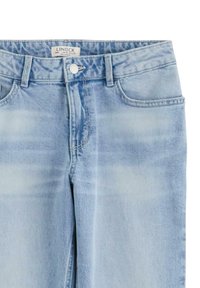 Lichtblauwe denim jeans met een gemiddelde taille, voorzien van vijf zakken, een knoopsluiting en subtiele vervaging op de bovenbenen.