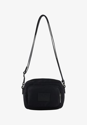 Sac bandoulière rectangulaire noir avec sangle réglable, poche avant zippée et petite étiquette noire sur la poche.