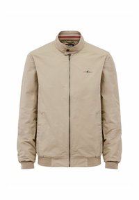 Beżowa kurtka bomberka z kołnierzem stojącym, zamkiem z przodu, bocznymi kieszeniami, ściągaczami przy rękawach i u dołu oraz małym logo na piersi.