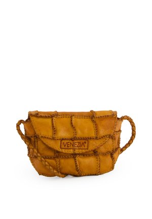 Mała jasnobrązowa skórzana torba na ramię z patchworkowym wzorem, plecionym paskiem i logo "VENEZIA" na przedniej klapie.