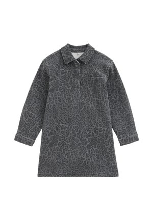Robe grise à manches longues avec imprimé léopard noir, poche poitrine avant, col et deux boutons sur la patte de boutonnage supérieure avant.