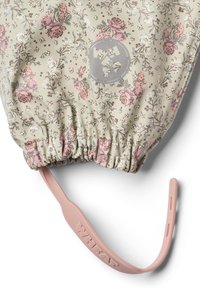 Audums ar ziedu rakstu pasteļtoņos ar elastīgu, sakopotu atvērumu. Ir gaiši rozā plastmasas siksniņa ar reljefu "WHEAT".