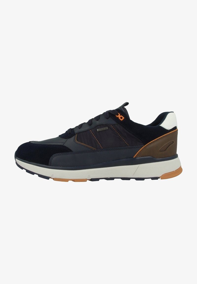 Marineblaue und schwarze Sportschuhe aus Wildleder und synthetischen Materialien, mit orangefarbenen Nähten und braunen Akzenten, ausgestattet mit einer weißen Ferse und Gummisohle.