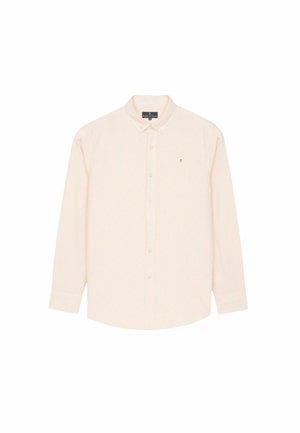 Camisa de manga larga en rosa claro con botones, con sutiles rayas verticales y un pequeño logo bordado en el pecho izquierdo.