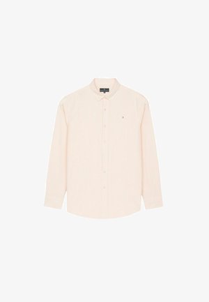 Camisa de manga larga en rosa claro con botones, con sutiles rayas verticales y un pequeño logo bordado en el pecho izquierdo.