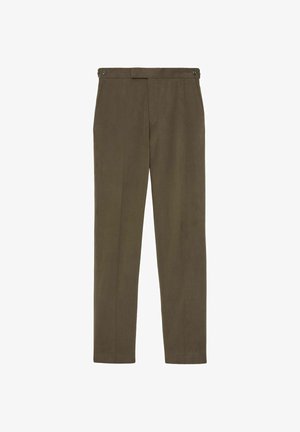 Hnědé kalhoty na míru s bočními kapsami a knoflíkovými detaily na pasu, zobrazené na bílém pozadí.