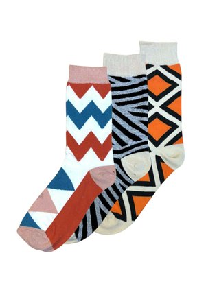 Trzy kolorowe skarpetki z geometrycznymi wzorami: zygzak w kolorach białym, niebieskim, rdzawej czerwieni i różowym; czarno-szare paski zebry; pomarańczowo-czarne romby.