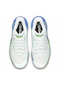 Scarpe da ginnastica bianche con accenti blu e verdi, dotate di una tomaia in rete, punte rotonde e una suola testurizzata. Visibility di lacci e logo del brand.