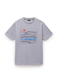 T-shirt gris à manches courtes avec un col rond, ornée d'un design graphique représentant un soleil rouge, des contours de montagnes noirs et un texte bleu.