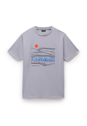 Grå kortärmad t-shirt med rund halsringning som har en grafisk design med en röd sol, svarta konturer av berg och blå text.