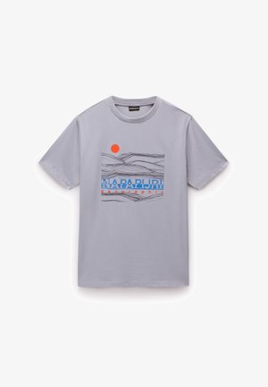 Graues T-Shirt mit kurzen Ärmeln und Rundhalsausschnitt, das ein grafisches Design mit einer roten Sonne, schwarzen Umrissen von Bergen und blauer Schrift aufweist.