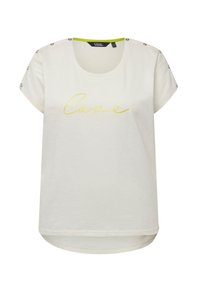 Camiseta blanca de manga corta, con cuello redondo y botones laterales. Presenta un diseño de texto en cursiva amarillo que dice "Love" en la parte delantera. Textura suave.