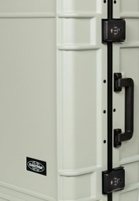Eastpak RESIST'R CASE M - Kufr - sand