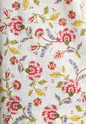 Țesătură din bumbac cu un model floral, având flori roz și roșii, frunze verzi și accente albastre pe un fundal alb.