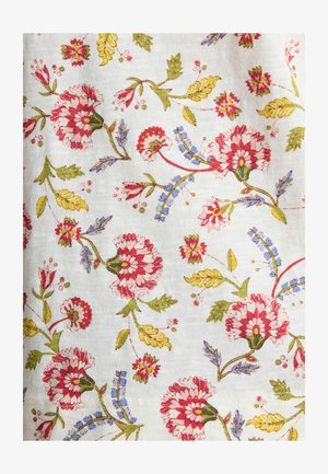 Țesătură din bumbac cu un model floral, având flori roz și roșii, frunze verzi și accente albastre pe un fundal alb.