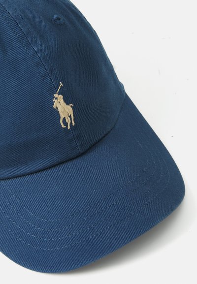 Cappello blu navy realizzato in cotone testurizzato; presenta un piccolo logo di un cavallo ricamato beige sulla parte anteriore; visiera curva, cuciture visibili.
