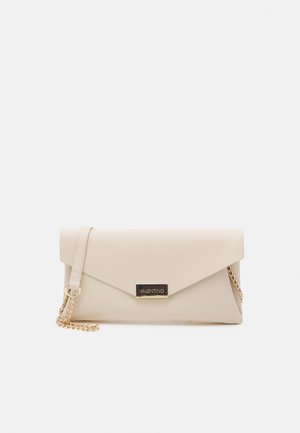 Beige clutch tas met kettingriem, envelopvormig ontwerp, gladde textuur, metalen logo-accent aan de voorkant en minimalistische stijl.