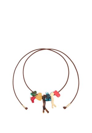 Naszyjnik z brązowego sznurka z nieregularnie ukształtowanymi, kolorowymi koralikami, w tym zielonymi, pomarańczowymi, niebieskimi, beżowymi i czerwonymi akcentami nawleczonymi na środek.