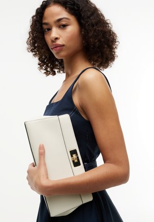 Tommy Hilfiger, MODERN CLUTCH - Clutch - soft cream