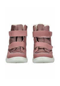 Zapatillas altas sintéticas rosas con dos correas de Velcro, suelas de goma blanca, paneles laterales texturizados y forro suave visible en la parte superior.