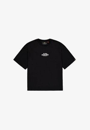 Schwarzes T-Shirt mit kurzen Ärmeln und weißem "Alpha Industries" Logo mittig auf der Brust, Rundhalsausschnitt und einem kleinen Etikett am linken Ärmel.