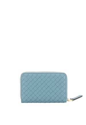 Hellblaues Leder-Portemonnaie mit gewebter Struktur, ausgestattet mit einem Reißverschluss rundum und einer goldfarbenen Metallverzierung. Rechteckige Form.