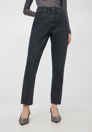 Jeans in denim neri a vita alta con un design a gamba dritta, texture scolorita e cuciture a contrasto. Include tasche frontali e bottone in metallo.
