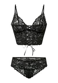 Bralette in pizzo nero con bretelle regolabili e un fiocco sul davanti, abbinato a culotte in pizzo coordinate con motivi floreali.