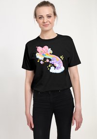 Černé tričko s barevnými kreslenými medvědy na duze s mraky a hvězdami, vyrobené z bavlny s volným střihem.