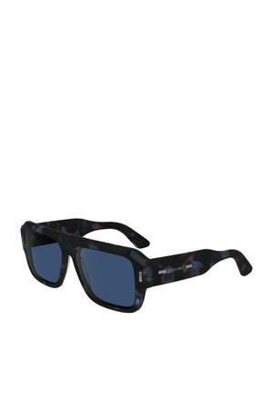 Occhiali da sole con una montatura in plastica tartarugata nera e blu, lenti quadrate e dettagli metallici con il logo Calvin Klein sulla tempia.