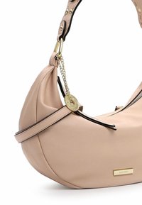 Borsa a spalla in pelle rosa con design curvo, dettagli in metallo dorato, catena decorativa e placca del logo. Texture liscia, con chiusura a zip.