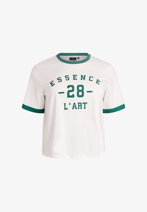 Witte T-shirt met korte mouwen, groene kraag en mouwboorden, met groene tekst "ESSENCE 28 L'ART" op de voorkant.
