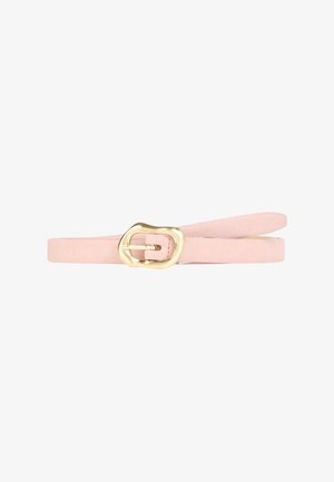 Ceinture en daim rose clair avec boucle métallique dorée de forme irrégulière, fine lanière, présentée enroulée sur fond blanc.