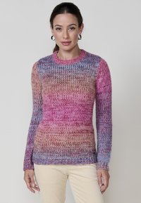 Strickpullover mit Ombre-Muster in rosa, lila und blauen Farbnuancen. Rundhalsausschnitt, lange Ärmel und strukturierter Stoff.