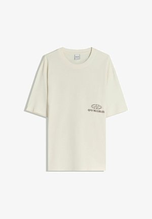 Organické bavlnené tričko v krémovej farbe s krátkymi rukávmi, okrúhlym výstrihom a malým vyšívaným logom na prednej ľavej strane.