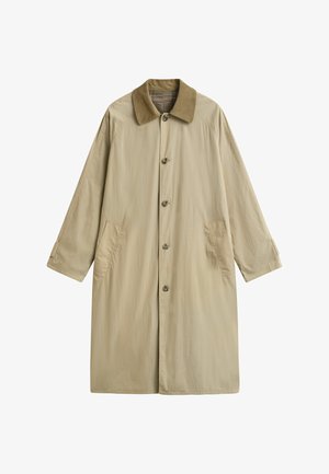 Manteau long beige avec col en velours côtelé marron, fermeture à boutons sur le devant, poches latérales et brides aux poignets, présenté à plat sur fond blanc.