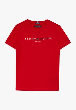 Rotes Baumwoll-T-Shirt mit kurzen Ärmeln, auf dem die weiße Aufschrift "TOMMY HILFIGER EST. 1985" über der Brust zu sehen ist, sowie ein kleines Logo auf dem Ärmel.