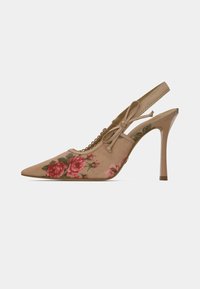 Tacón slingback de ante beige con punta puntiaguda y patrón floral de rosas. Cuenta con un detalle de cordones y una correa texturizada en el tobillo.