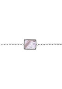 Bracciale in catena d'argento con una pietra rettangolare in madreperla rosa chiaro incastonata in una cornice metallica lucidata con un bordo testurizzato.