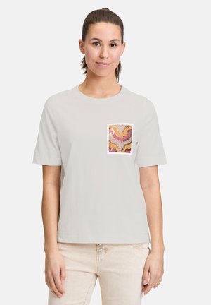 T-shirt court gris clair à manches courtes avec une poche sur la poitrine, ornée d'un motif de sequins multicolores en vagues de rose, or et orange.