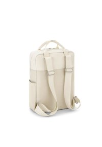 Beige rugzak met verstelbare straps, dubbele bovenhandvaten en een zijvak. Gemaakt van duurzaam materiaal met een gladde textuur.