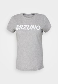 Camiseta de algodón gris de manga corta. Presenta un prominente logo blanco "MIZUNO" en el pecho. Cuello redondo estándar.