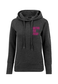 Sudadera gris carbón con capucha ajustable, bolsillos frontales y texto rosa que dice "ESPERANDO EL VIERNES" en la parte superior izquierda.