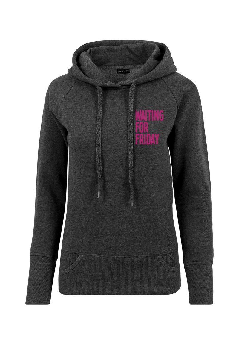 Sudadera gris carbón con capucha ajustable, bolsillos frontales y texto rosa que dice "ESPERANDO EL VIERNES" en la parte superior izquierda.