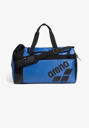 Bolsa deportiva tipo duffel azul y negra con correa de hombro negra ajustable, dos asas, bolsillo lateral de malla y logotipo "arena" en negro.